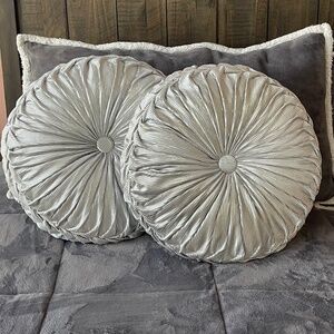 Velvet Pleated Round Throw Pillows_Light Gray/Silver_Set of Two
